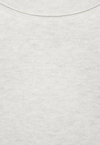 Vaalea harmaa neulepaita, jossa on teksturoitu kudonta. Ominaisuuksina pyöreä kaula-aukko ja pehmeä, tasainen materiaali, joka soveltuu arkikäyttöön.