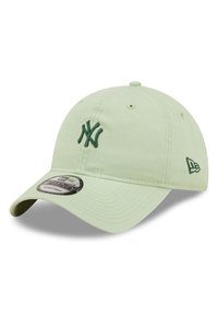 Helle grüne Baseballkappe aus Stoff, mit einem dunkelgrün gestickten Logo und verstellbarem Riemen. Gekrümmter Schirm und genähte Details.