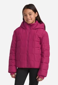 Jachetă puffer fucsia cu glugă, având un model matlasat, închidere cu fermoar și manșete ribbed. Textură moale, croială relaxată.