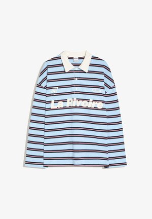 Długi rękaw, jasnoniebieskie polo z granatowymi, białymi i czerwonymi poziomymi paskami oraz białym kołnierzykiem, z napisem "La Rivoire" z przodu.