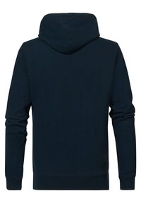 Granatowa bluza z kapturem z kieszenią typu kangur, regulowanym sznurkiem w kapturze oraz długimi rękawami zakończonymi ściągaczami, wykonana z miękkiej bawełny.