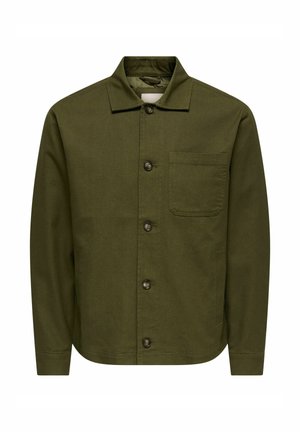 Veste boutonnée vert olive avec col, manches longues et une poche poitrine simple du côté gauche.