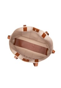 Tasje met een beige, textuurde stofvoering en bruine leren details. Kenmerkt zich door een platte basis en twee bruine leren handvatten. Inclusief een binnenzak.