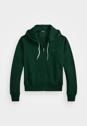 Felpa verde con zip realizzata in tessuto morbido, dotata di tasca frontale, cappuccio con lacci e un piccolo logo ricamato sul petto.