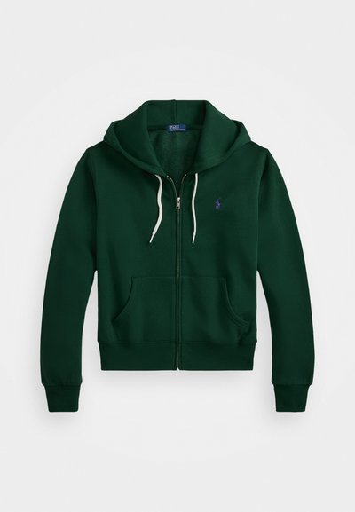 Grøn zip-up hættetrøje lavet af blødt stof med en frontlomme, snoretræk i hætten og et lille broderet logo på brystet.