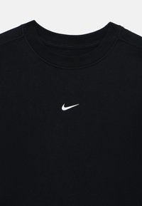 Černé tričko vyrobené z bavlny s kulatým výstřihem. Obsahuje malé bílé logo Nike umístěné na hrudi. Hladká textura.
