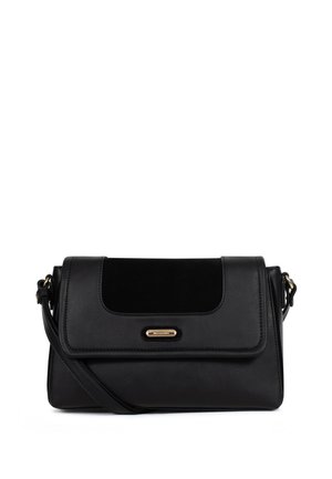 Czarna skórzana torba na ramię z klapą, regulowanym paskiem na ramię oraz małą, złocistą plakietką z logo na przedzie.