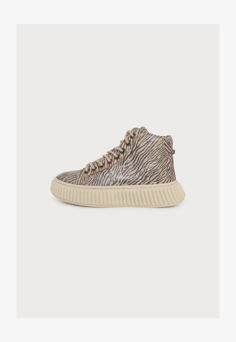 Baskets montantes avec motif zèbre beige et noir, lacets beiges et épaisse semelle texturée beige, vue de profil.