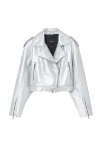 Veste de moto en simili cuir argentée, courte, avec poches zippées, large col et taille ceinturée. Équipée de boutons en métal argenté et d'une finition texturée.