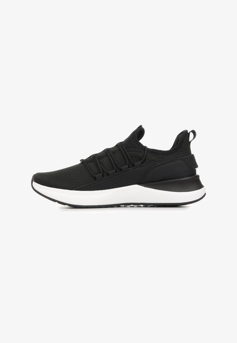 Basket athlétique noire avec semelle blanche, dessus en maille, languette à talon et plusieurs lacets bouclés sur le côté pour un maintien sécurisé.