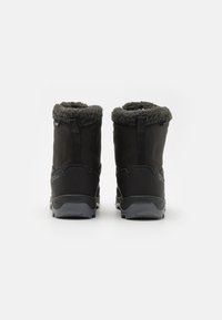 Czarne outdoorowe botki z teksturowanym szarym futerkiem na kołnierzu, solidną gumową podeszwą i trwałym materiałem górnym. Posiadają uchwyty do łatwego zakładania.