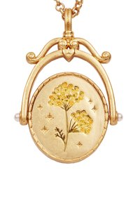 Collier pendentif en or avec un design floral jaune et de petits accents en forme d'étoile. Il comprend une chaîne délicate et des détails en perle.