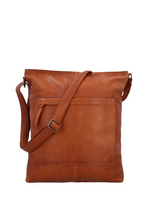 Ruda odinė rankinė per petį su reguliuojamu dirželiu ir priekinė kišenė su užtrauktuku, ant balto fono.