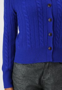 pure cashmere CLASSIC CABLE CARDIGAN - Adīta jaka - royal blue