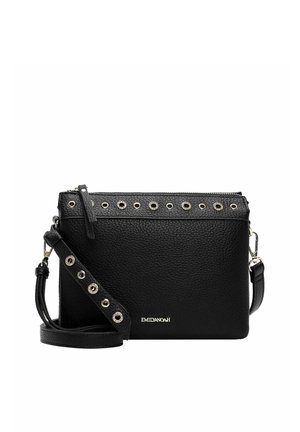 Sac bandoulière noir texturé avec des œillets argentés sur la sangle et le bord supérieur, fermeture éclair et petit logo EMILYN&NOAH argenté.