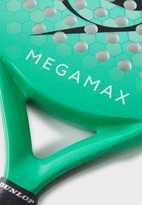 Grüner Padel-Schläger mit strukturiertem, hexagonalem Muster, großen Perforationen und dem Schriftzug "MEGAMAX" auf der Oberfläche. Verfügt über einen schlanken, ergonomischen Griff.