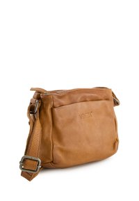 Brun læder crossbody taske med en blød tekstur, lynlåslukning, justerbar rem og prægede brandlogo på forsiden.