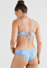 Biqu�íni listrado em azul e branco, com um top amarrado nas costas com um design entrelaçado e parte de baixo combinando, feito de um material suave.