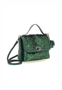 Borsa verde con fronte in paillettes texturizzate. Presenta una maniglia superiore, una tracolla e una chiusura in metallo argento. Forma rettangolare compatta.