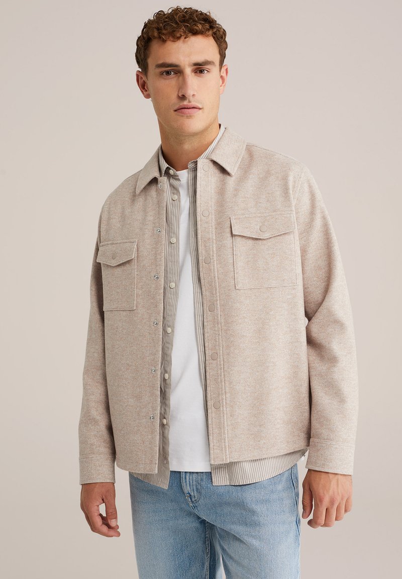 Beige flanellen shirtjack met drukknoopsluiting, twee borstzakken en een gestreepte inzet. Rechte snit en gestructureerde stof. Casual ontwerp.