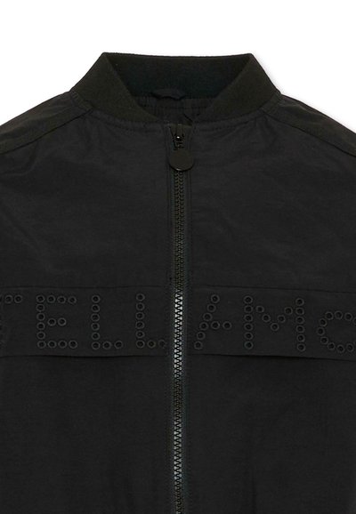 Veste noire à fermeture éclair avec col côtelé, ornée de clous circulaires en relief formant le mot "INTELLIGENCE" sur la poitrine.