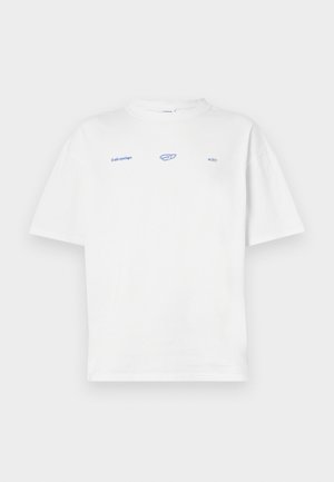 Camisa de algodão branca com mangas curtas. Apresenta texto e logótipos impressos em azul na parte da frente. Decote redondo, ajuste descontraído.