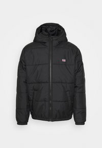 Svart vadderad jacka med huva, utrustad med en framdragkedja, elastiska muddar, sidofickor och en liten logotyp på vänster bröst.