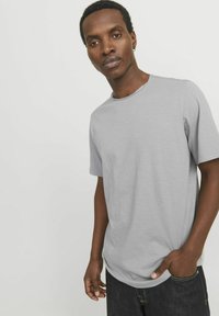 Graues Kurzarm-T-Shirt aus leichtem Stoff mit Rundhalsausschnitt. Das Shirt hat eine leicht lockere Passform und eine glatte Textur.