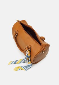 Braune Lederhandtasche mit geflochtenem Griff und dekorativem Schal-Akzent. Verfügt über einen Reißverschluss oben und eine abgerundete Form.