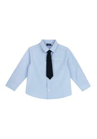 Camicia azzurro chiaro a maniche lunghe con colletto button-down, dotata di taschino e cravatta blu scuro per abbigliamento formale.