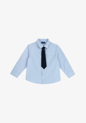Lichtblauw overhemd met lange mouwen en een button-down kraag, voorzien van een patchzak en een donkerblauwe stropdas voor formele gelegenheid.