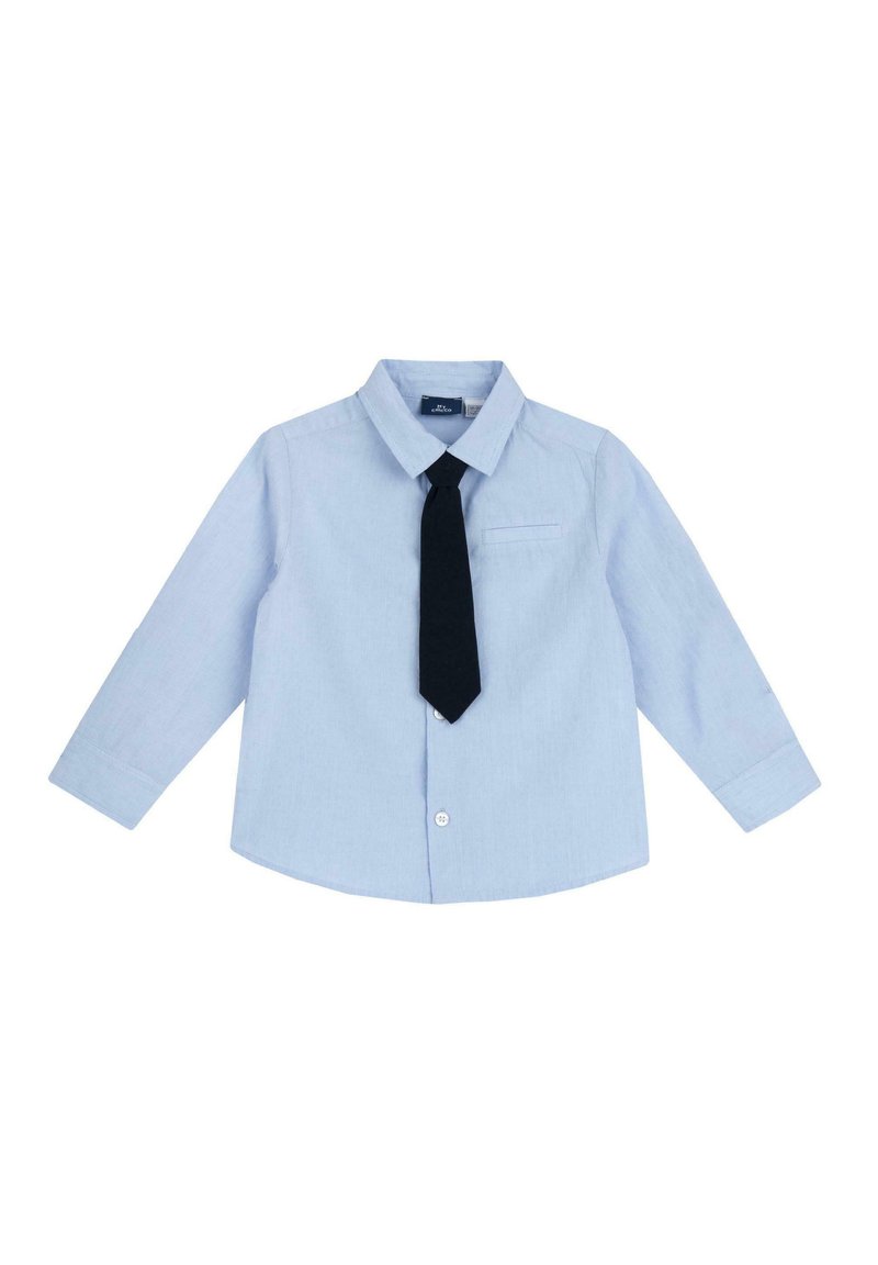 Camicia azzurro chiaro a maniche lunghe con colletto button-down, dotata di taschino e cravatta blu scuro per abbigliamento formale.
