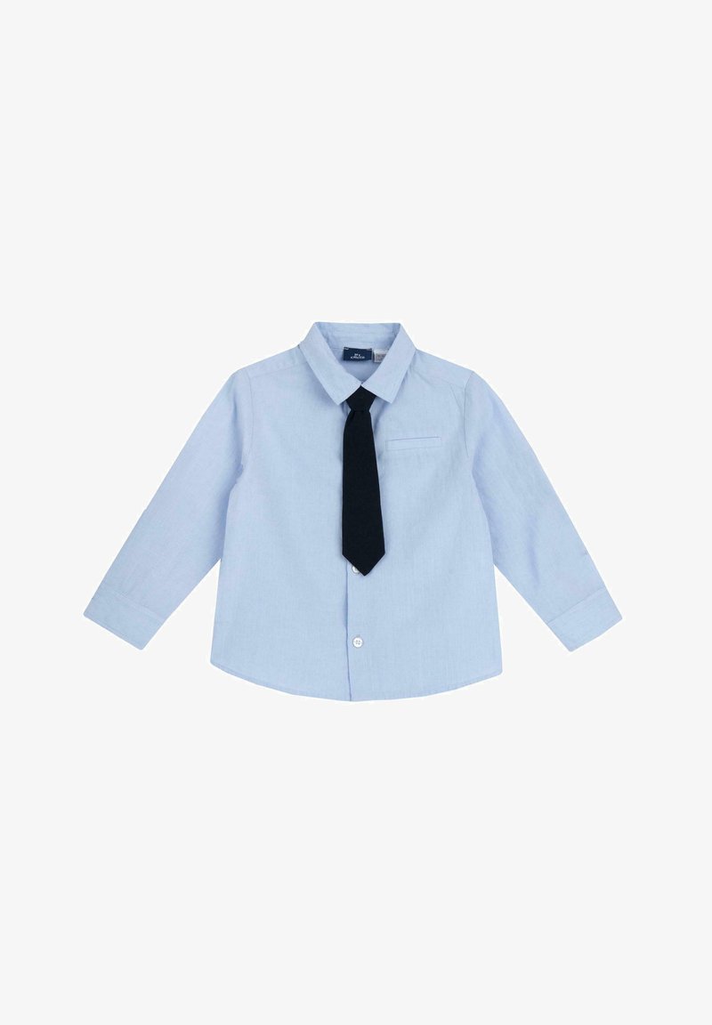 Camicia azzurro chiaro a maniche lunghe con colletto button-down, dotata di taschino e cravatta blu scuro per abbigliamento formale.