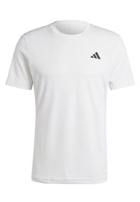 Camiseta blanca de manga corta hecha de tejido suave, con un cuello redondo y un logo negro de Adidas en el lado izquierdo del pecho. Sin patrones ni acentos.