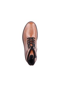 Bottine en cuir marron avec un bout rond, fermeture à lacets noirs sur le devant et texture lisse. Accentuée de détails de couture et d'un col rembourré.