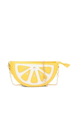 Pochette en forme de demi-lune jaune et blanche avec un motif de tranche de citron, bandoulière en chaîne dorée et fermeture éclair, sur fond blanc.