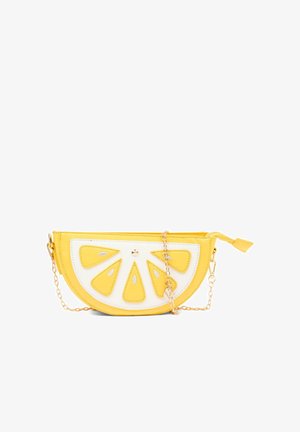 Geel-witte halve maanvormige tas met citroenschijfje ontwerp, gouden kettingriem en ritssluiting op een witte achtergrond.