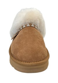 Brune ruskinds slippers med en fluffy hvid pelskanter og mønstret trim. Har en rund form og tekstureret stof for komfort.