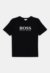Camiseta negra de algodón de manga corta. Presenta un logo impreso en blanco "BOSS HUGO BOSS" en el centro. Diseño de cuello redondo, textura de tela lisa.