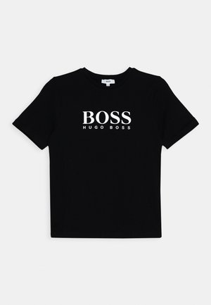 Musta puuvillapaita lyhythihaisella designilla. Keskellä valkoinen painettu logo "BOSS HUGO BOSS". Pyöreä kaula-aukko, yksinkertainen kankaan rakenne.