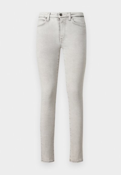 Jasnoszare skinny jeans z średnim stanem, standardowym pięciopocketowym wzorem i minimalnymi detalami przeszycia na szwach.
