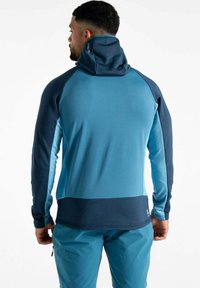 Kapuze Sweatshirt in Blau-Abstufungen, mit strukturiertem Stoff und tailliertem Design. Mit kontrastierenden Ärmeln und einem dezenten Logodetail.