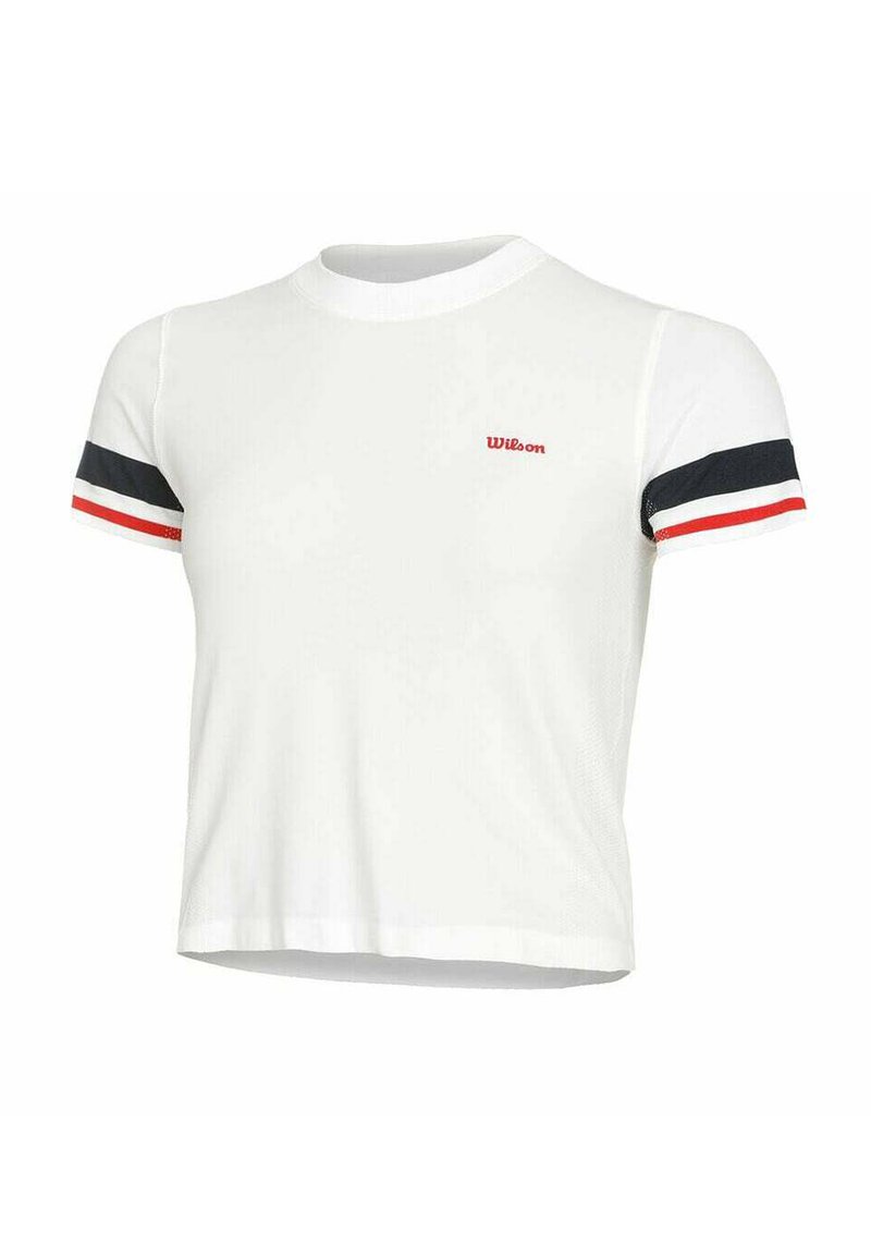 Camiseta blanca recortada de mangas cortas. Presenta acentos en rojo, azul marino y blanco en las mangas. Logo rojo de "Wilson" en la parte delantera.