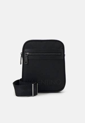 Borsa a tracolla nera in nylon con tasca frontale con zip, cinturino regolabile e design minimalista. Texture liscia e forma rettangolare.