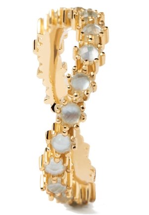 Gouden ring met een golvend design, featuring verschillende ronde, opalescente stenen gezet in gekartelde zettingen, die de gladde, reflecterende oppervlakken benadrukken.