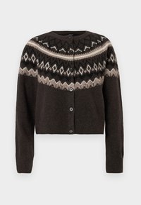 Cardigan scurt de culoare maro, realizat dintr-un material moale, având un model tricotat cu diamante și linii de culoare maro deschis și crem. Cinci butoane vizibile.