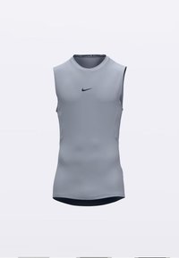 Bezroku sporta krekls gaiši pelēkā audumā, ar apaļu kakla izgriezumu un nelielu melnu Nike logo uz krūškurvja. Gluda tekstūra, pieguļošs dizains.