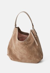 Braune Wildleder-Hobo-Tasche mit weicher Textur, geschwungener Form und Reißverschluss oben. Verfügt über einen Ledertragegriff und ein gefüttertes Innenfach mit zusätzlicher Tasche.