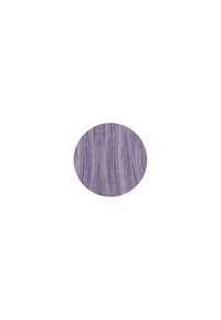 Cheveux violets avec une texture fine et lisse, présentés en forme ovale. La couleur est uniforme avec des nuances subtiles.