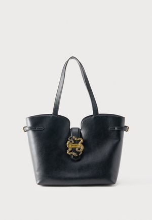 Črna torba iz usnja s tremi naramnicami in okrasno zaponko z vzorcem zlatega kačjega koža z napisom "Just Cavalli".